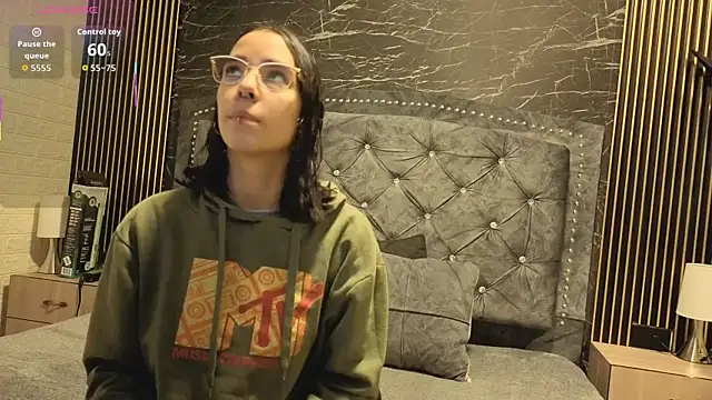 Snapshot of violett__golden chatting on September 8, 7:24 pm violett  golden online show from September 8, 7:24 pm