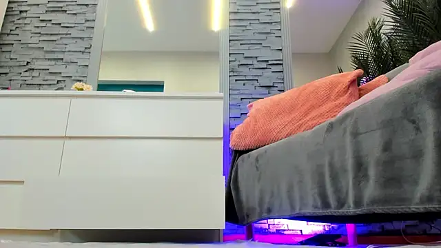 Reina Cummings online show from March 27, 7:21 am