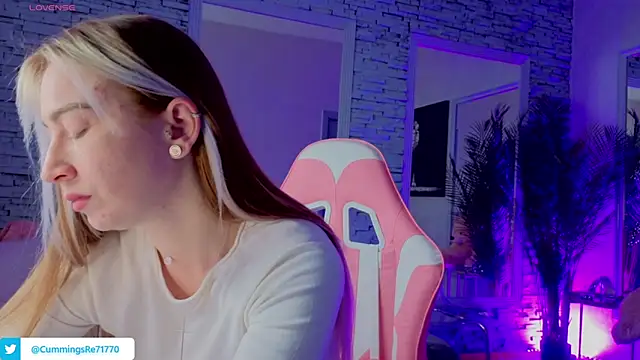 Reina Cummings online show from February 5, 7:44 am