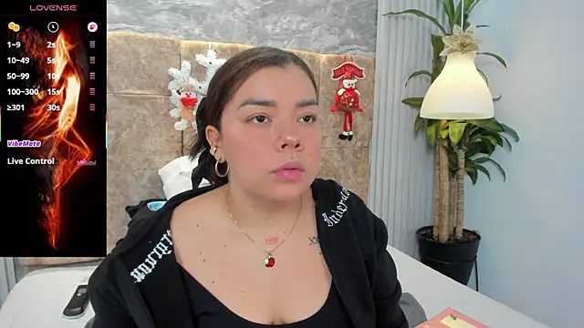 leilapons online show from December 5, 7:04 pm