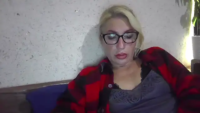 Snapshot of fox_red_lady7 chatting on October 9, 7:40 pm fox red lady7 online show from October 9, 7:40 pm