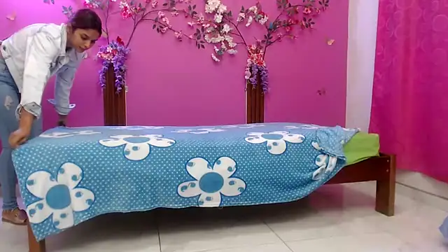 skinnybarbie022 online show from April 18, 12:57 am