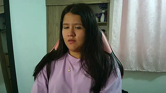 Oliviawatson1 online show from June 3, 2:33 pm