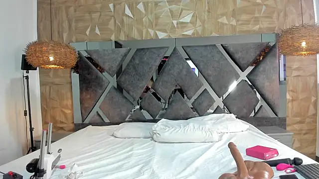 Selene  Lopez  online show from April 19, 7:49 pm