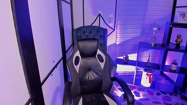 NahomiRichards  online show from October 16, 5:21 am