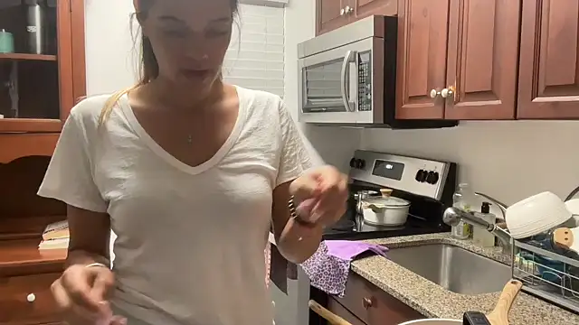 prettyykitty22 online show from May 2, 2:04 am