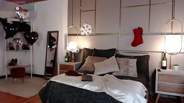 Lina Montclair online show from December 2, 7:16 pm