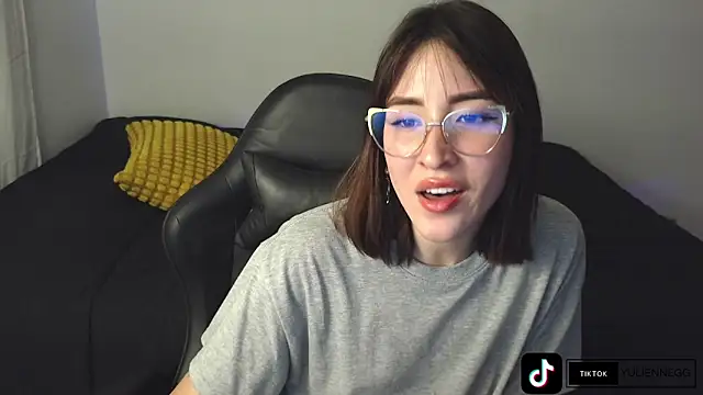 Snapshot of Yulienneg chatting on October 9, 11:20 pm Yulienneg online show from October 9, 11:20 pm