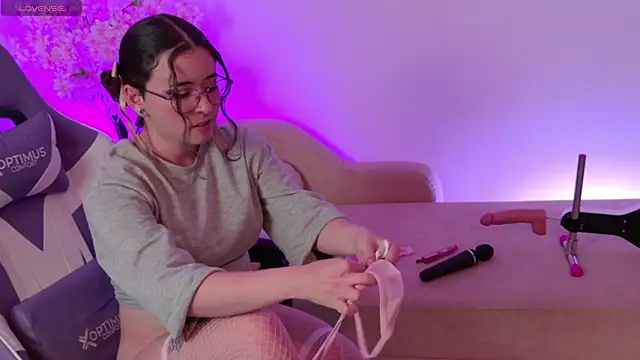 Mia wee online show from February 16, 7:03 pm