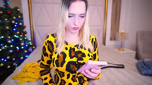 LilElfie online show from December 22, 9:18 pm