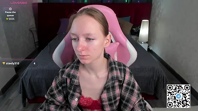 Mia E1fie online show from February 4, 11:30 pm