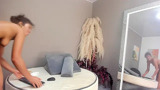 sienna glow online show from December 2, 7:05 pm