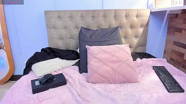 milavega  online show from April 18, 5:15 pm