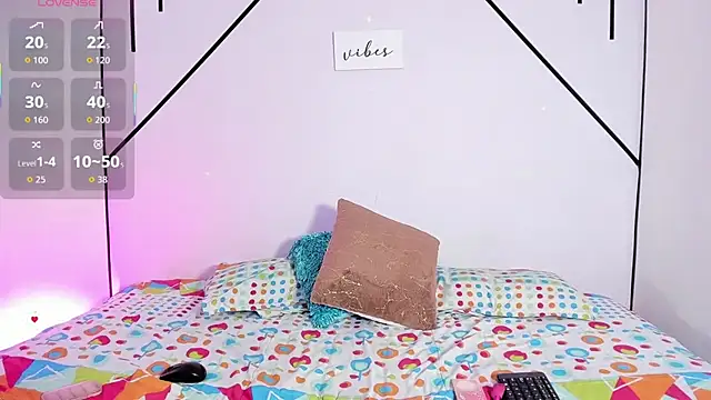 MiahCornell  online show from December 5, 8:32 pm