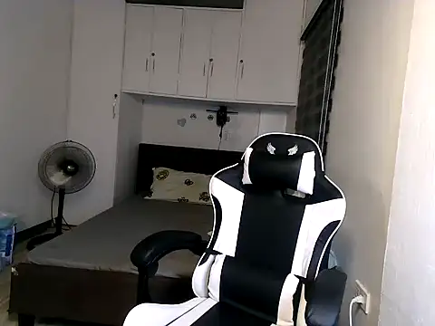 eattmebabyy online show from December 2, 1:13 pm