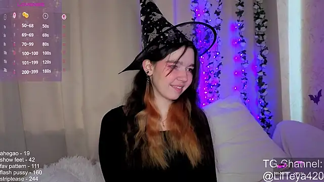 Snapshot of little_Teya chatting on October 14, 9:56 am little Teya online show from October 14, 9:56 am