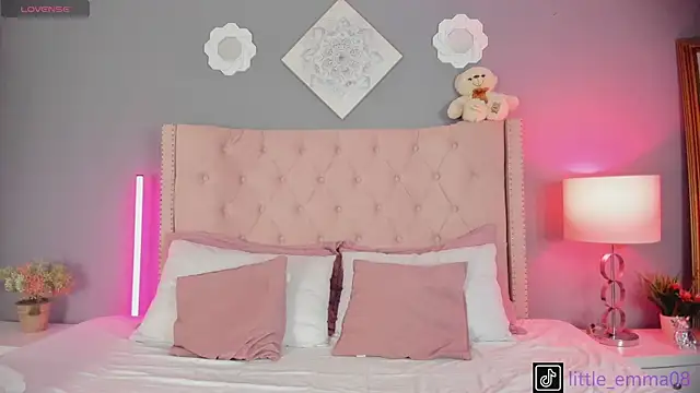 Snapshot of Joe_And_Emma chatting on October 8, 1:10 am Joe And Emma online show from October 8, 1:10 am