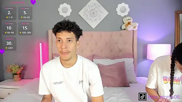 Snapshot of Joe_And_Emma chatting on September 15, 9:22 pm Joe And Emma online show from September 15, 9:22 pm