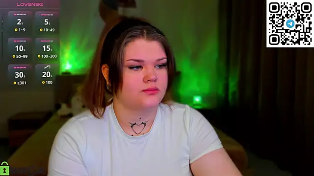 Snapshot of elle_one chatting on October 8, 3:22 am elle one online show from October 8, 3:22 am