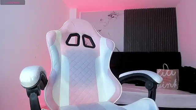 chloesagee online show from April 2, 11:57 pm