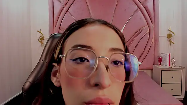 Emilia Bons online show from November 6, 1:39 pm