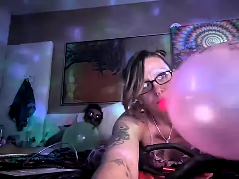 SparklesB1tch online show from April 8, 9:33 am