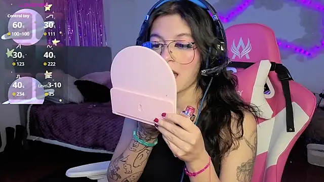 larah uwu online show from April 9, 6:35 pm