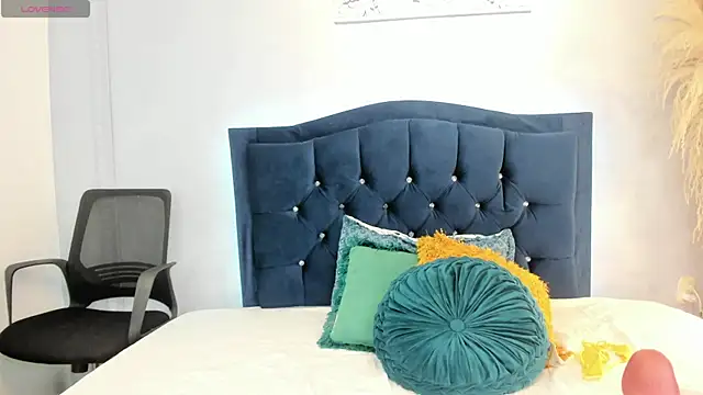 SeraphineCute online show from December 4, 1:24 pm