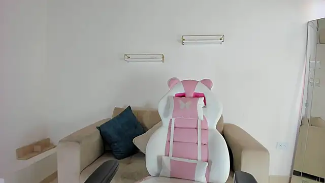 Snapshot of april_smiith chatting on October 20, 12:19 pm april smiith online show from October 20, 12:19 pm
