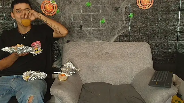 Snapshot of HellAndDante_ chatting on October 19, 2:35 am HellAndDante online show from October 19, 2:35 am