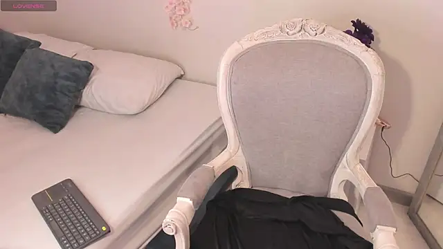 LeylaWoods online show from November 6, 1:50 pm