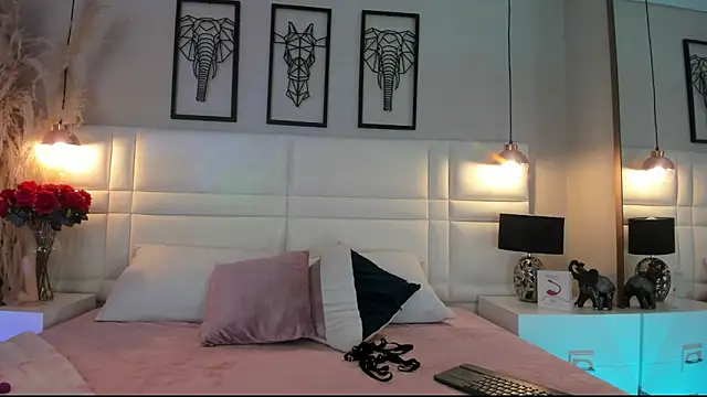 Snapshot of Viollet_xoxo chatting on October 20, 8:23 pm Viollet xoxo online show from October 20, 8:23 pm