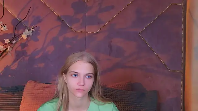 4example Chloe online show from October 8, 10:30 am