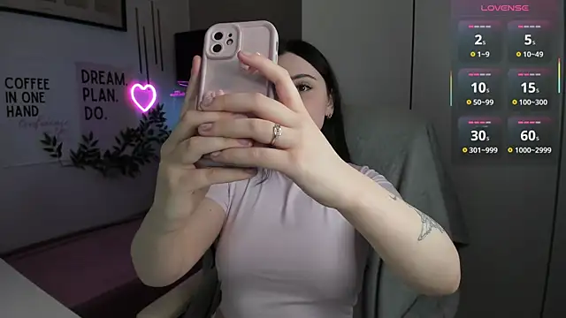 LiaWoow online show from December 5, 7:30 am