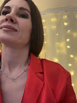 LucieMack online show from February 19, 5:45 pm