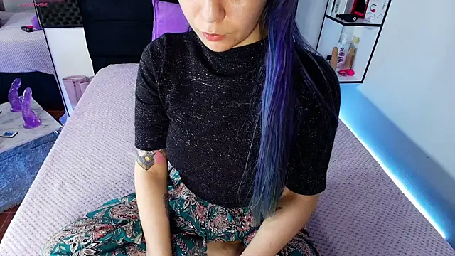 karlamoon23 online show from April 18, 11:59 pm