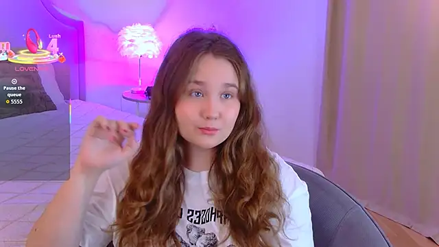 Snapshot of VelvetVixenCute chatting on October 3, 5:23 am VelvetVixenCute online show from October 3, 5:23 am