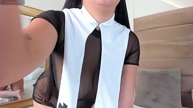 CarolineLee  online show from October 30, 11:28 pm