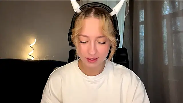 Snapshot of Jetta_Corsacami chatting on October 19, 7:43 am Jetta Corsacami online show from October 19, 7:43 am