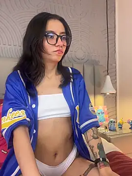 eviegothel  online show from November 17, 2:18 pm