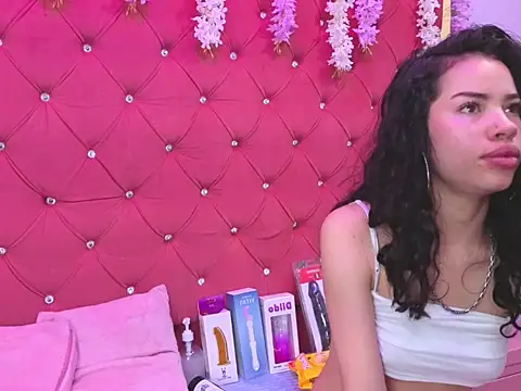 Nanis James online show from December 3, 3:31 am