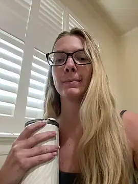 blondebaddi online show from June 10, 6:39 pm