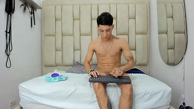 ZafiroAndFlynn online show from February 4, 6:49 am