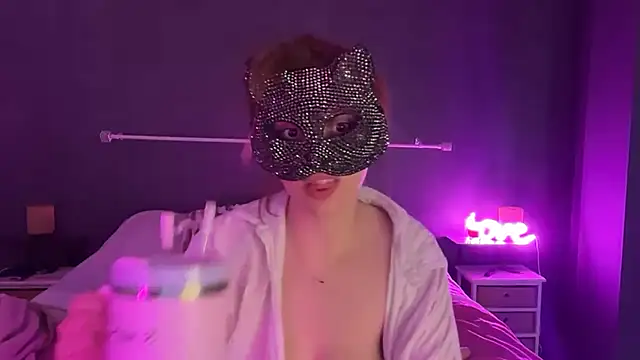 Lunahadidd online show from March 25, 10:18 am