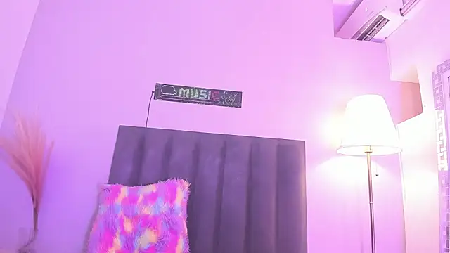 KendraChavez  online show from February 12, 10:00 pm