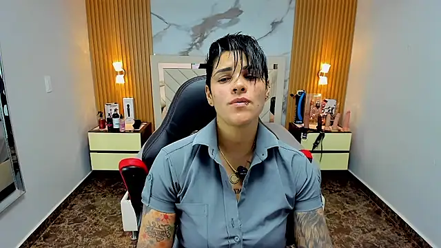 KAROLLJONES1 online show from December 5, 8:10 pm