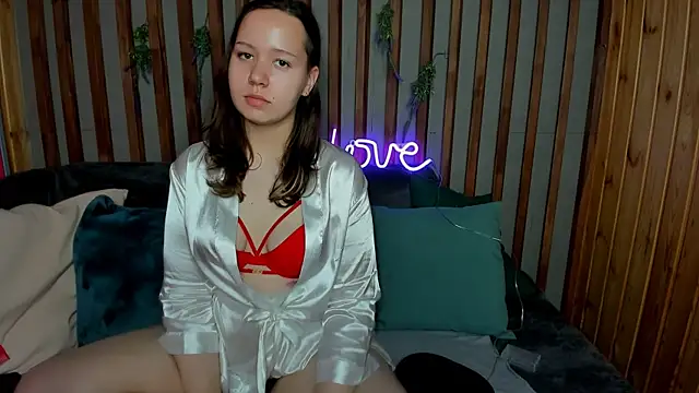 Snapshot of Laura_Ellinss chatting on September 22, 8:35 am Laura Ellinss online show from September 22, 8:35 am