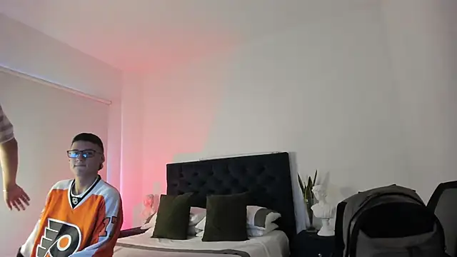 Snapshot of NoahLux chatting on September 30, 7:19 pm NoahLux online show from September 30, 7:19 pm