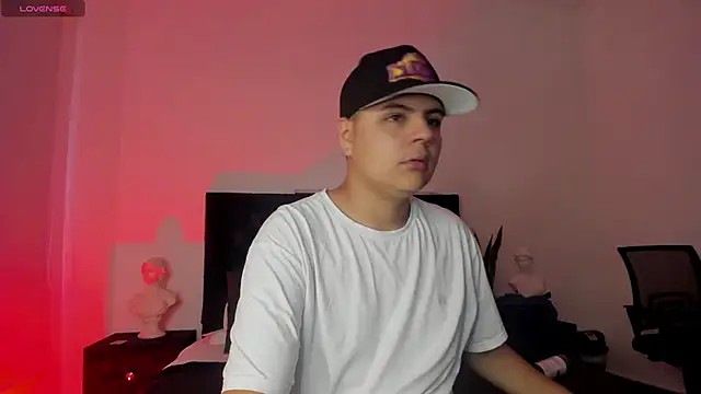 Snapshot of NoahLux chatting on October 4, 8:13 pm NoahLux online show from October 4, 8:13 pm
