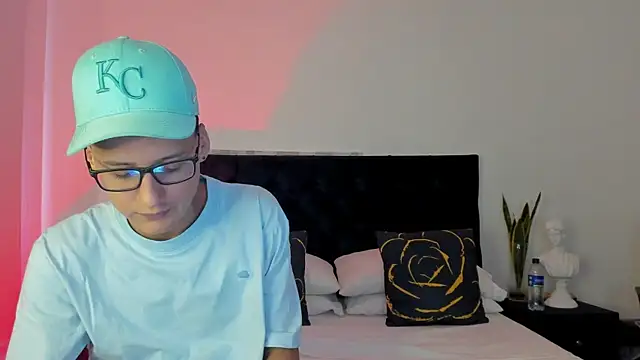 Snapshot of NoahLux chatting on September 11, 7:36 pm NoahLux online show from September 11, 7:36 pm